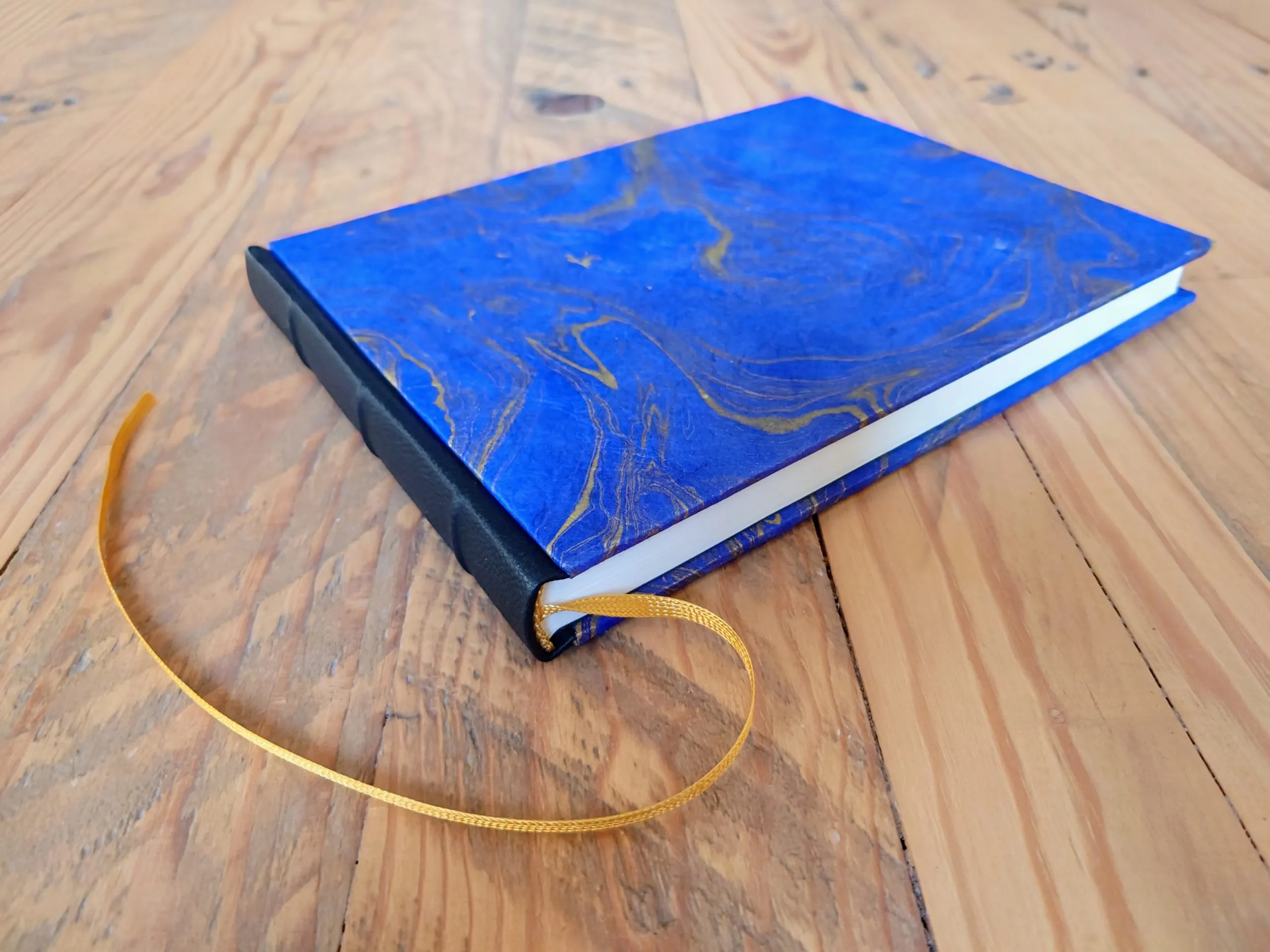 carnet relié avec signet