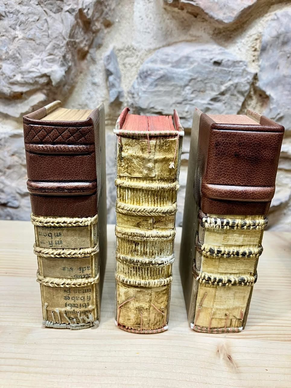 Photo de trois maquettes de livre ancien du 16, 17 et 18ème