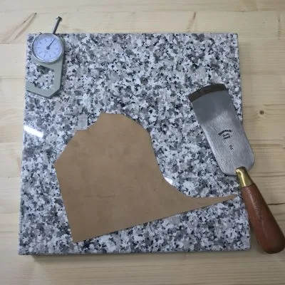 pierre de granite et couteau à parer