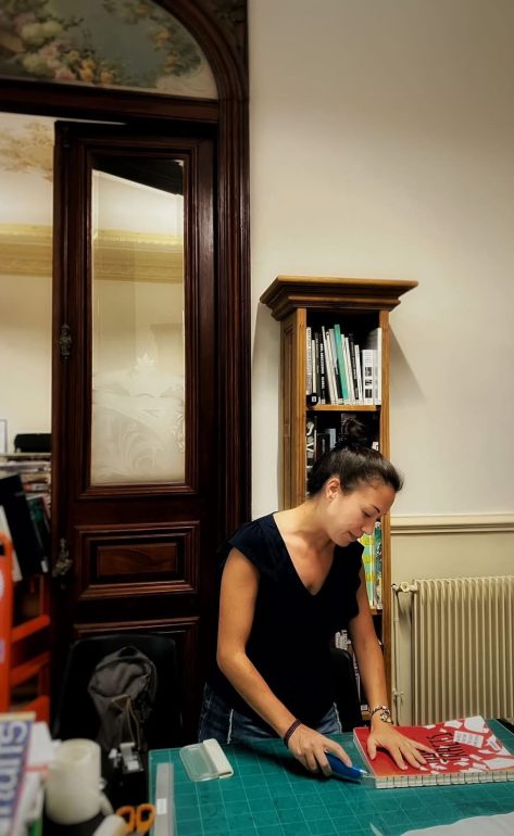 Equipement des livres à la bibliothèque des beaux arts de Sète